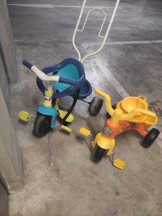 Triciclo infantil azul y otro naranja más bici