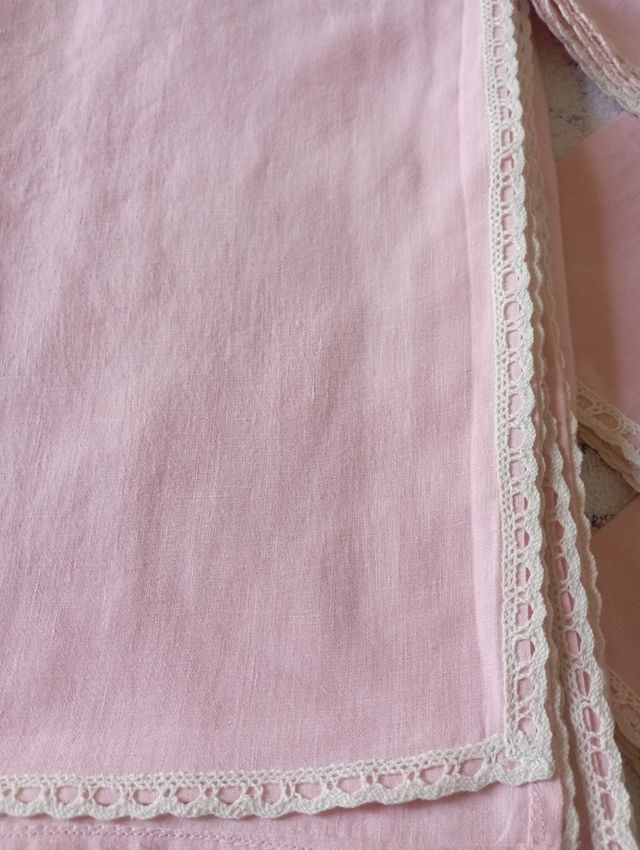 Tovaglia rosa con bordi in pizzo
