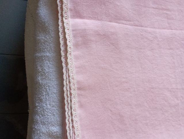 Tovaglia rosa con bordi in pizzo
