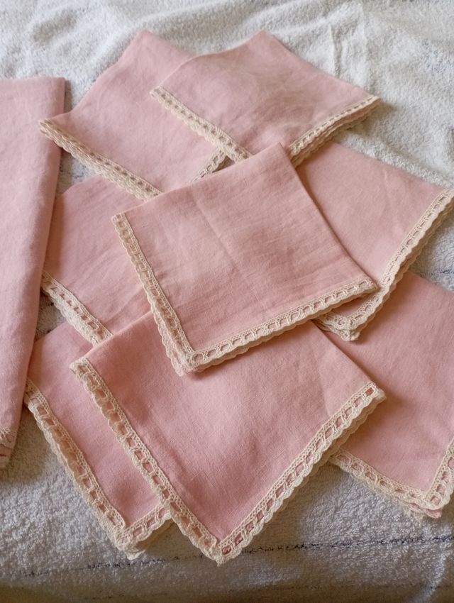 Tovaglia rosa con bordi in pizzo