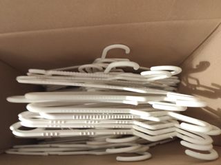 120 Perchas de Plástico Blancas