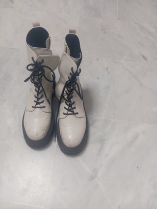 Botas altas blancas con cordones