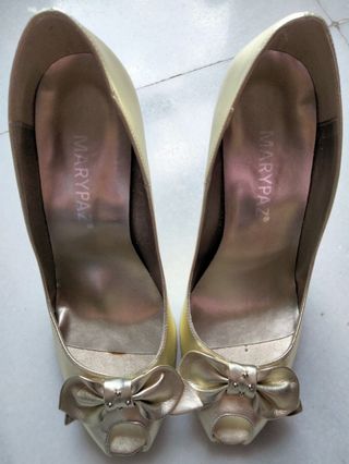 ZAPATOS DORADOS DE TACÓN FINO.