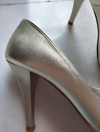 ZAPATOS DORADOS DE TACÓN FINO.