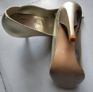 ZAPATOS DORADOS DE TACÓN FINO.