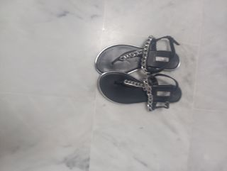 Sandalias negras con cadena plateada