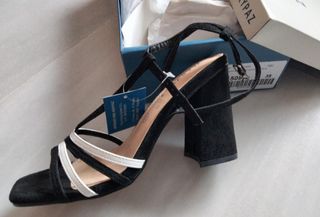 ZAPATOS TACÓN ANCHO NEGRO Y BLANCO.