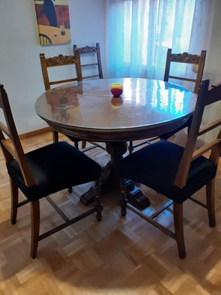 Mesa de comedor de madera maciza. Extensible.