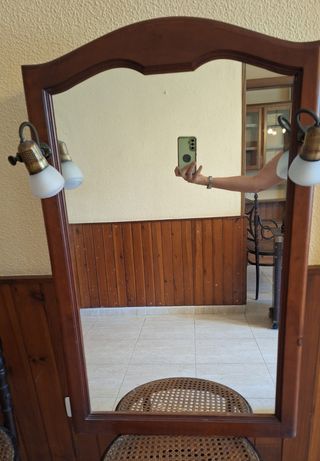Espejo de madera con apliques de luz