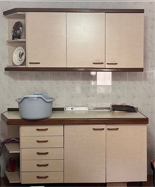 Muebles de cocina beige y marrón
