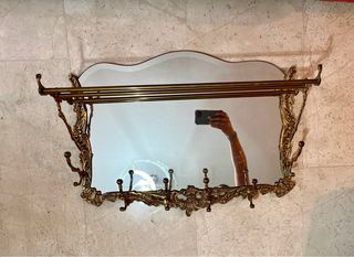 Perchero antiguo con espejo y ganchos