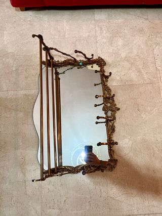 Perchero antiguo con espejo y ganchos