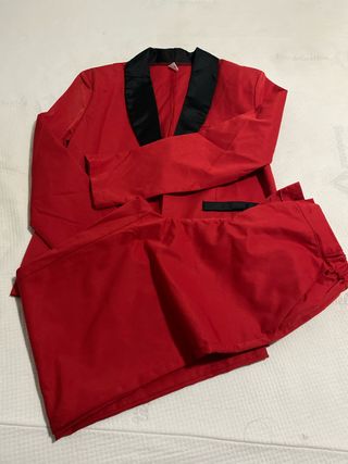 Traje rojo con solapa negra