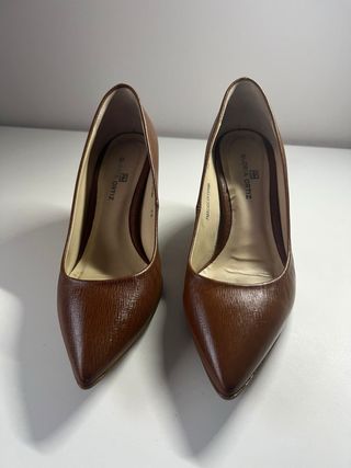 Zapatos de salón Gloria Ortiz marrones