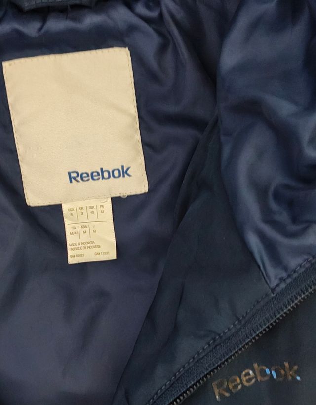 Reebok abrigo acolchado. Leer..