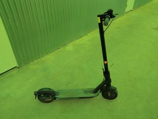 Patinete eléctrico negro