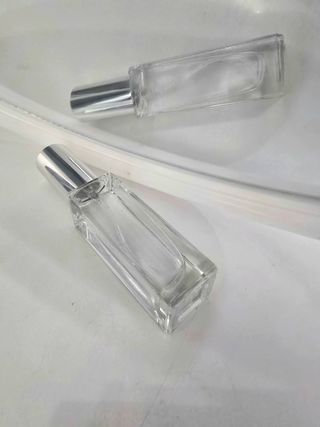 Perfumes y    Por cada compra llevas  3 pulseras.