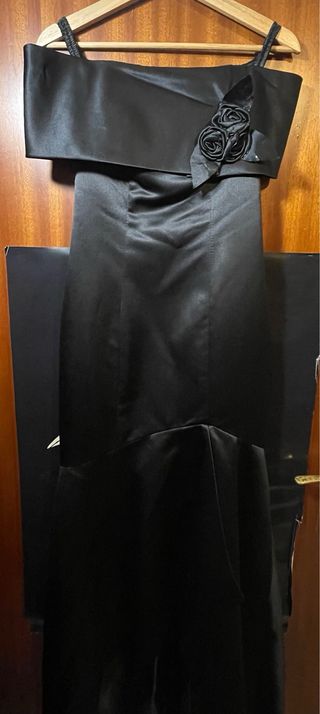 Vestido de fiesta negro con flores.
