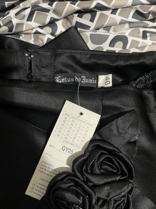 Vestido de fiesta negro con flores.