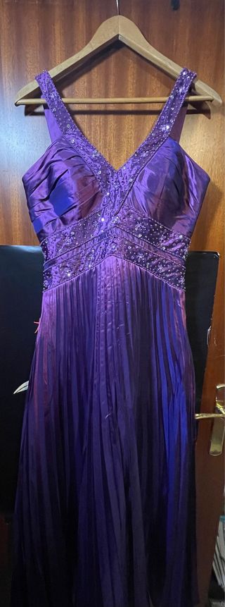 Vestido de fiesta morado con pedrería.