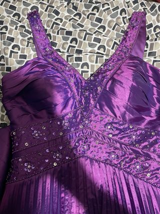 Vestido de fiesta morado con pedrería.