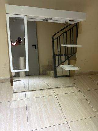 Espejo de baño con estantes