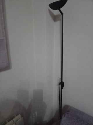 Lámpara de pie metálica negra