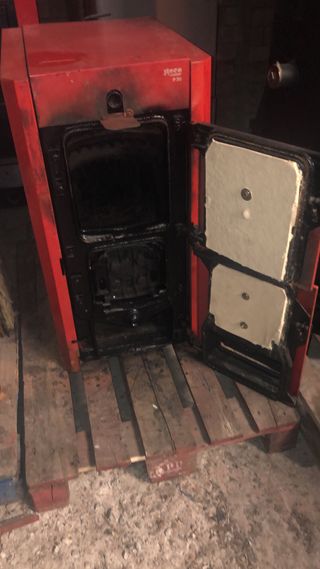 Caldera Roca Leña Carbón y Pelet