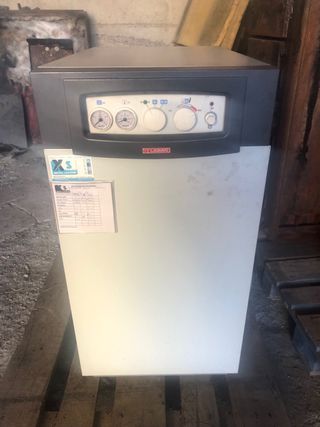 Caldera Roca Leña Carbón y Pelet