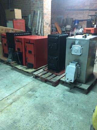 Caldera Roca Leña Carbón y Pelet