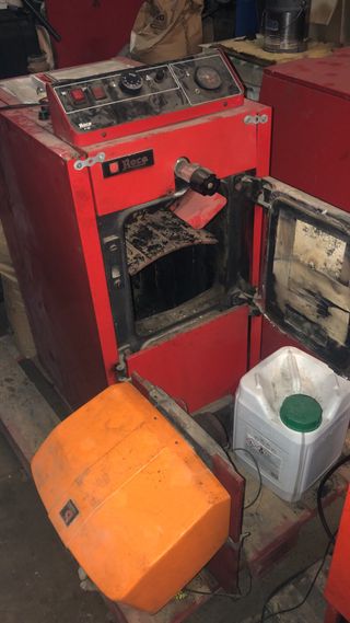 Caldera Roca Leña Carbón y Pelet