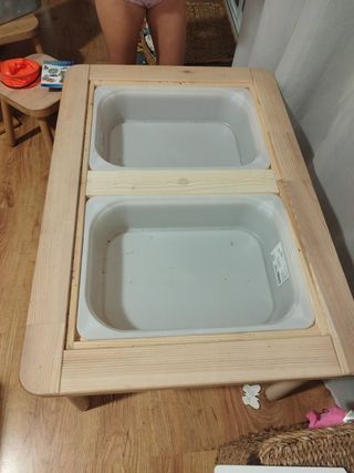 Mesa infantil con cubetas para juegos
