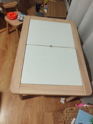 Mesa infantil con cubetas para juegos