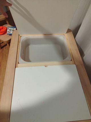 Mesa infantil con cubetas para juegos