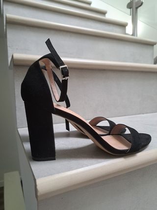 Sandalia tacón negra