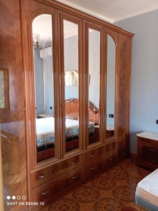Splendida camera da letto in legno e vetro e marmo