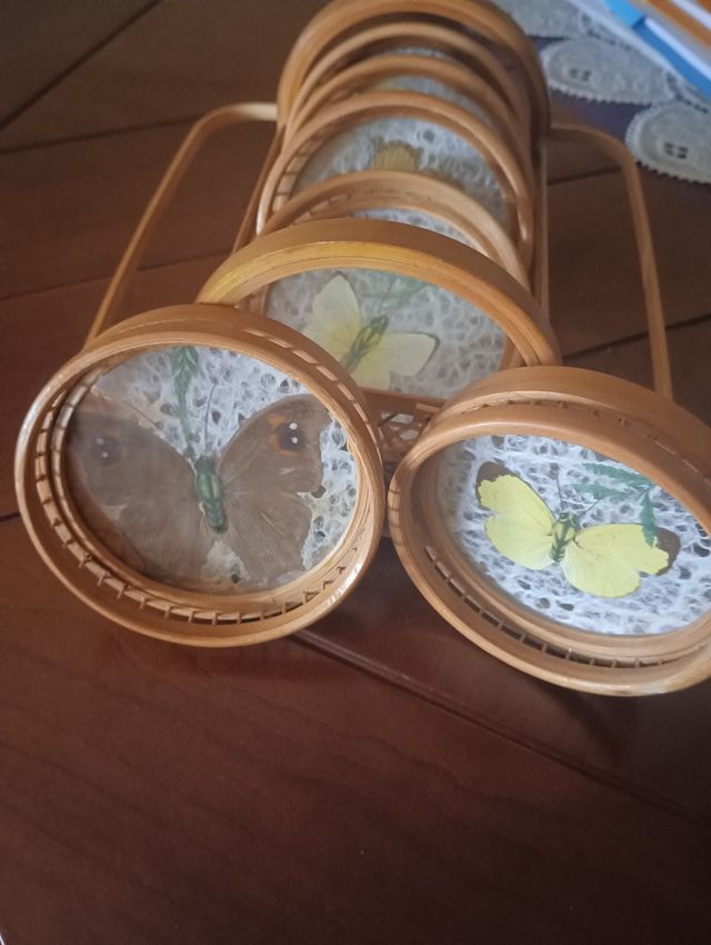 Posavasos de bambú con mariposas