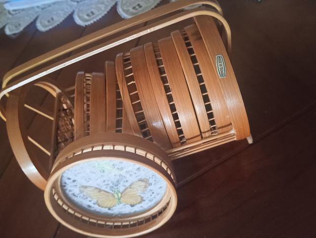 Posavasos de bambú con mariposas