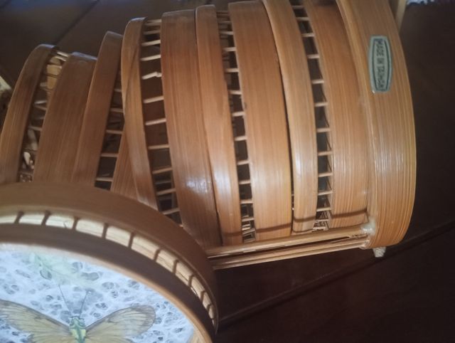 Posavasos de bambú con mariposas