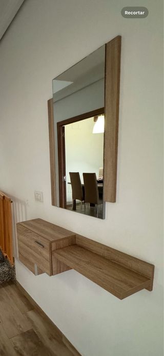 Recibidor de madera con espejo de cristal .