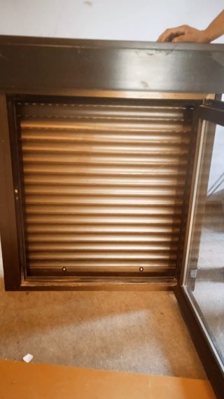 Ventana enrollable marrón
