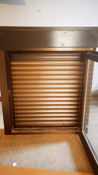 Ventana enrollable marrón