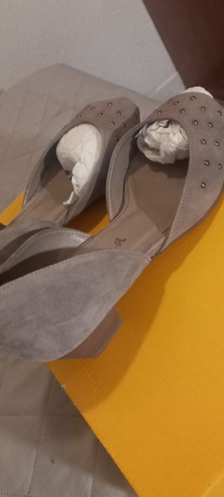 Zapatos planos beige/gris con tachuelas