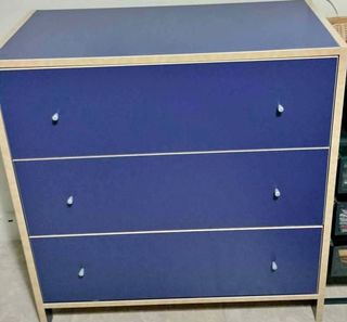 Cómoda azul y beige