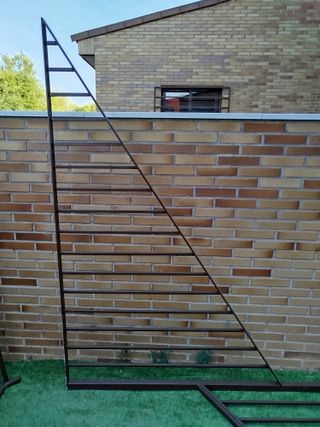 Barandilla de escalera metálica y reja
