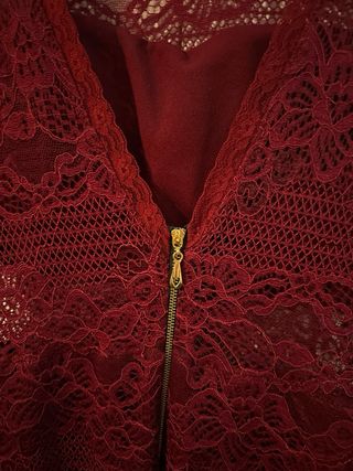 Abito elegante bordò in pizzo