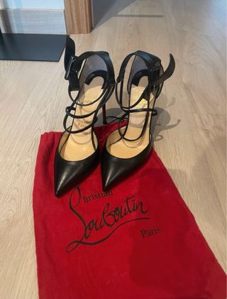 Louboutin Talla 38 Negro