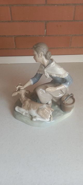 Figura Lladró Niña con Cabrito dimensiones 20x20