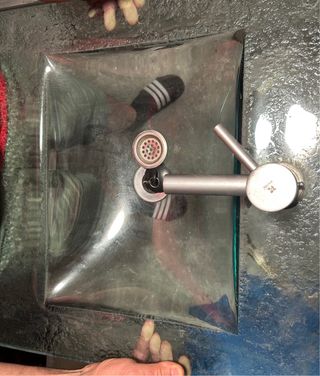 Lavabo de cristal rectangular con grifo