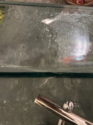 Lavabo de cristal rectangular con grifo